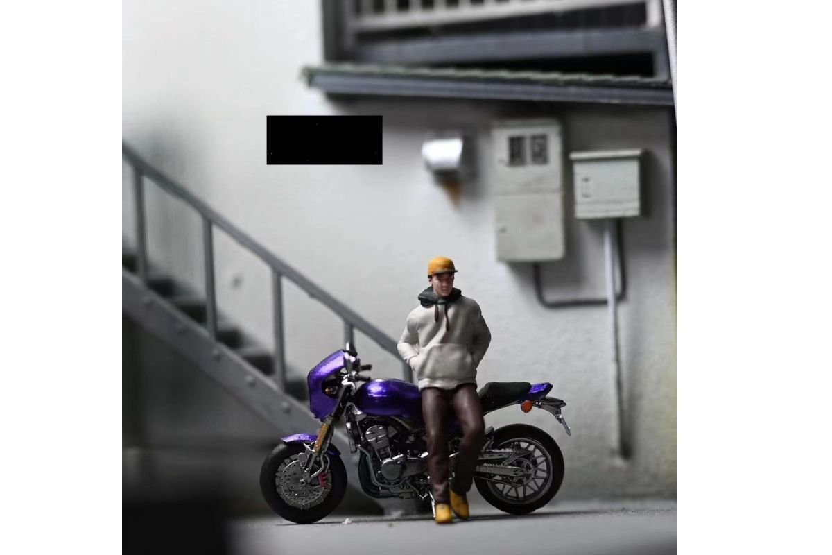 EHC Model Figure Set 2019 Kawasaki z900rs With Boy Figure 1:64 (resin)
