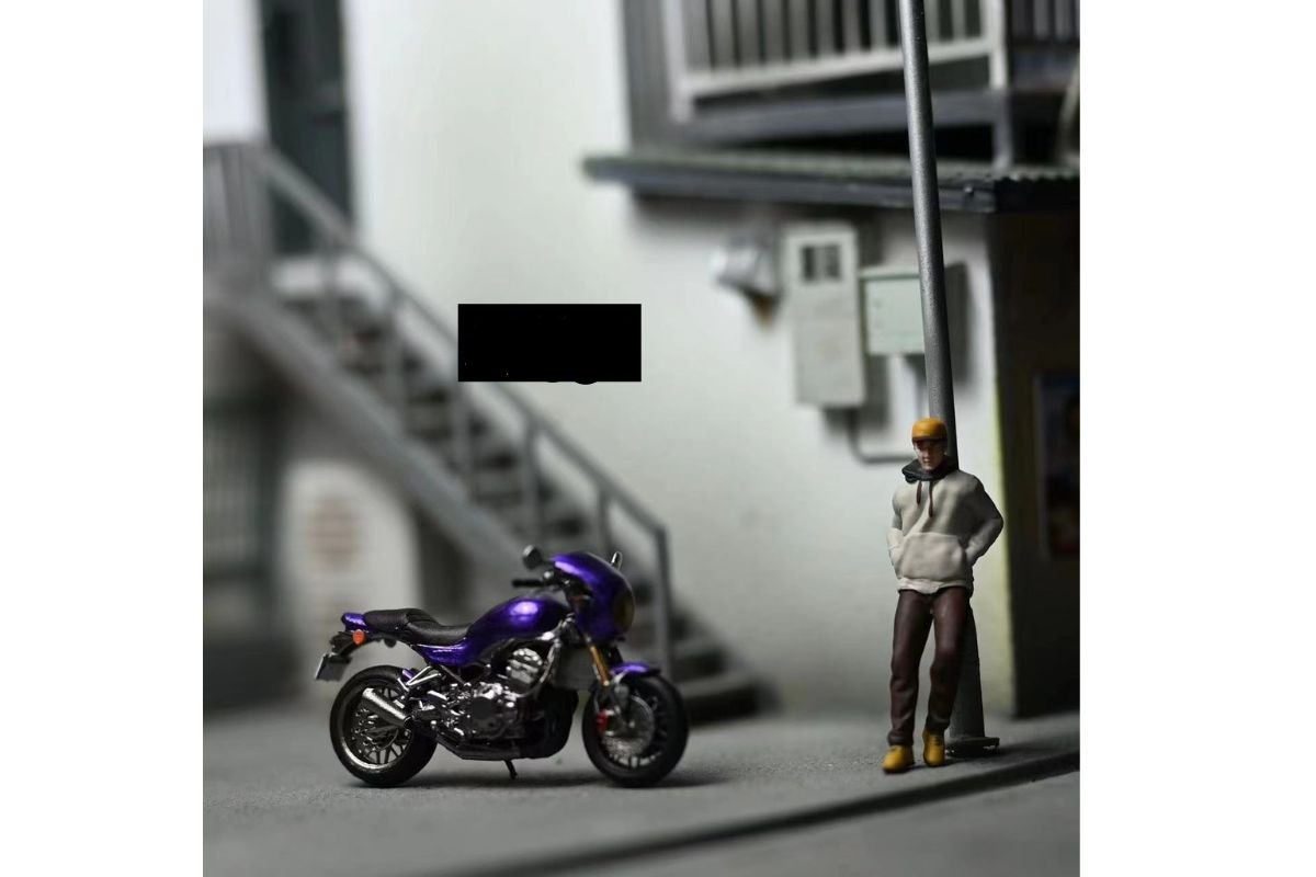 EHC Model Figure Set 2019 Kawasaki z900rs With Boy Figure 1:64 (resin)