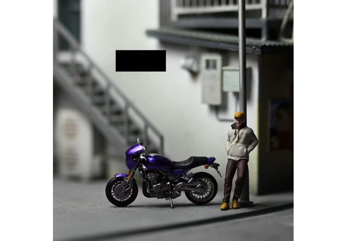 EHC Model Figure Set 2019 Kawasaki z900rs With Boy Figure 1:64 (resin)